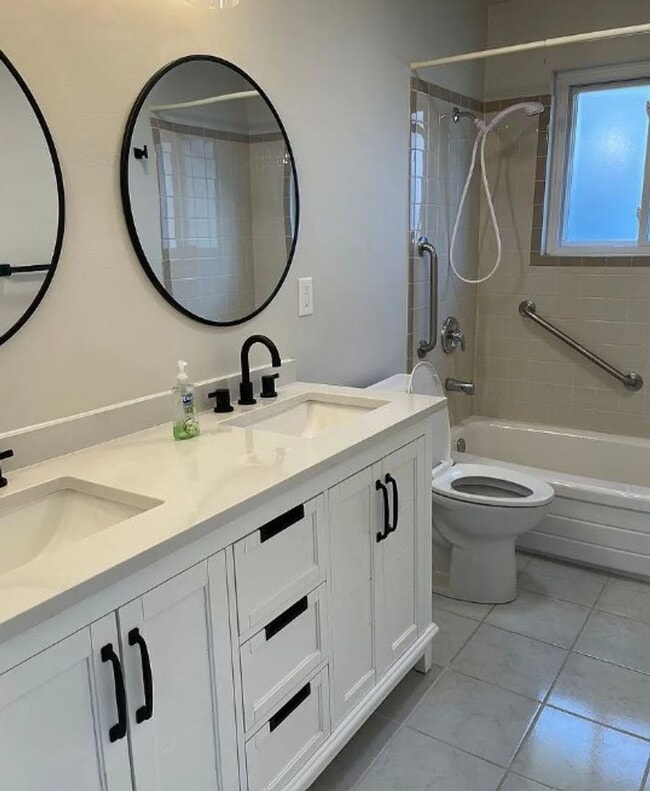 Building Photo - Spacious 4 bd 2.5 ba Beacon Hill Home with Private Yard