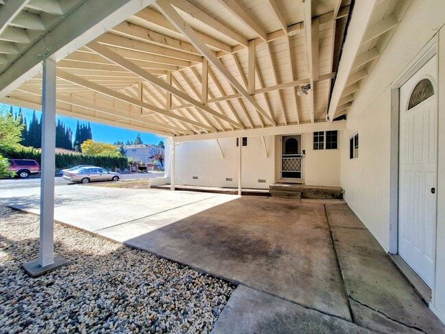 Building Photo - Beautifully Remodeled 3bd Single Story House With Bonus Room & Storage Space!