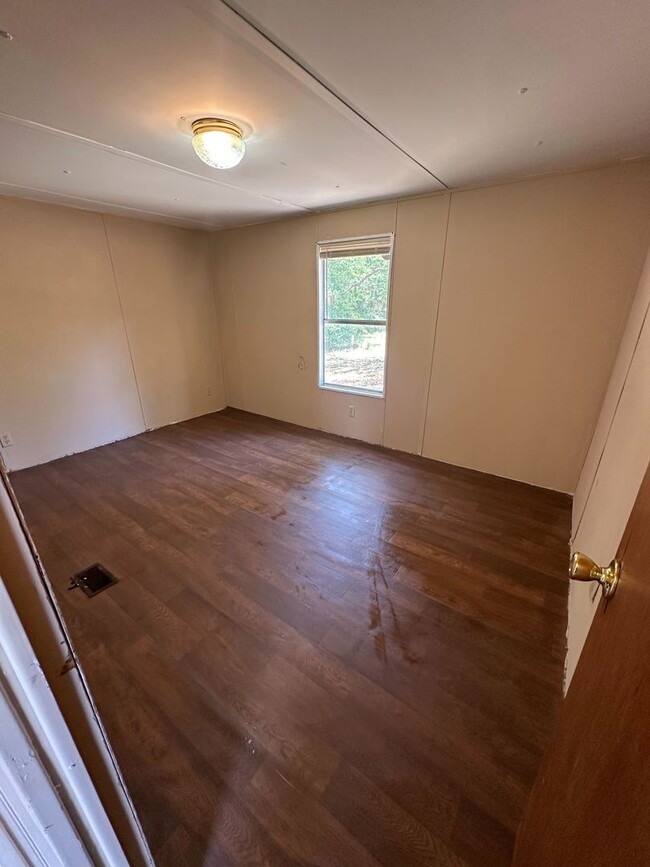 Building Photo - Rent this 2 Bedroom in Windsor!