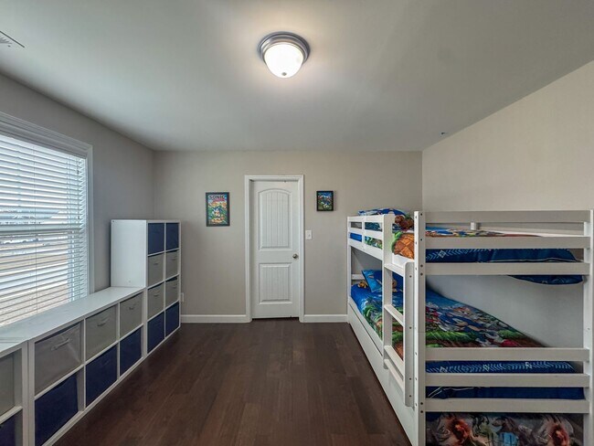 Building Photo - Gorgeous 4 Bed 2.5 Bath Home with Fenced Backyard