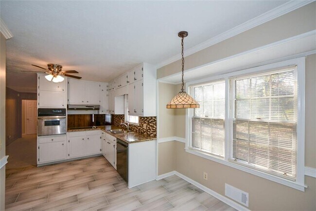 Building Photo - 1316 White Oak St SE