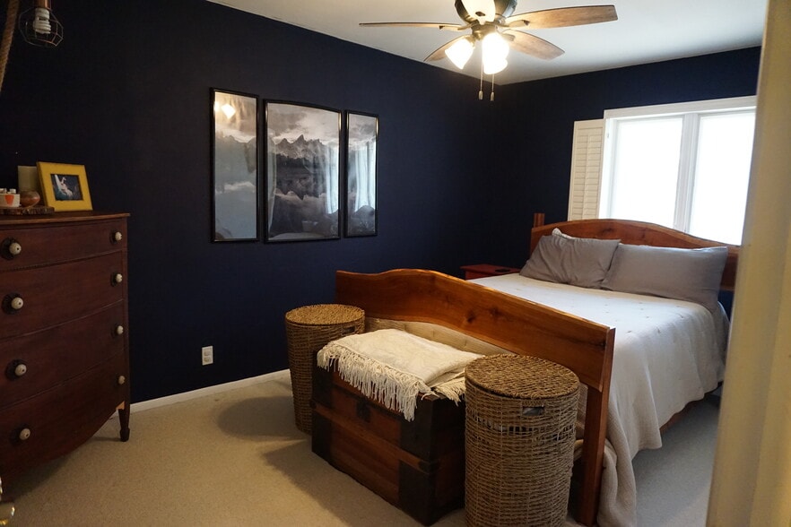 Bedroom 1 - 4060 Victoria St N