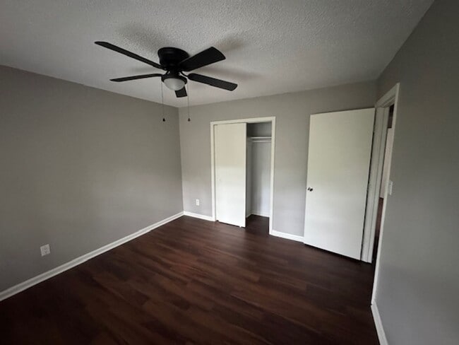 Building Photo - Newly Renovated!!