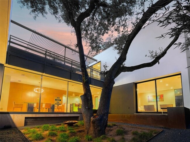 Building Photo - 2210 Westlake Dr