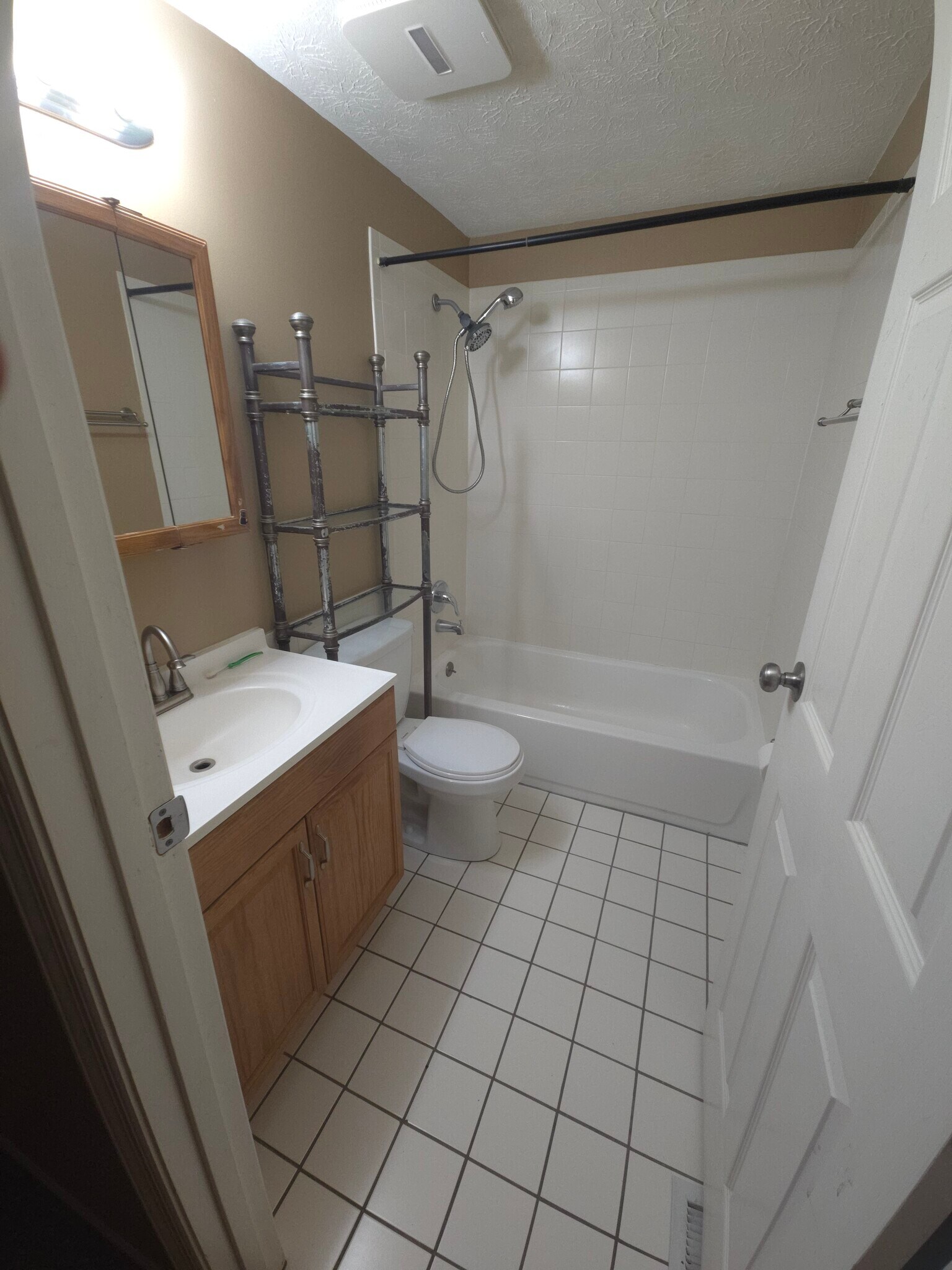 2nd floor bathroom w/ bath - 7618 Thames Ct