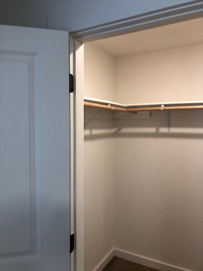 Building Photo - 4.5 Bathrooms ! 4 large bedrooms! Close to CWU