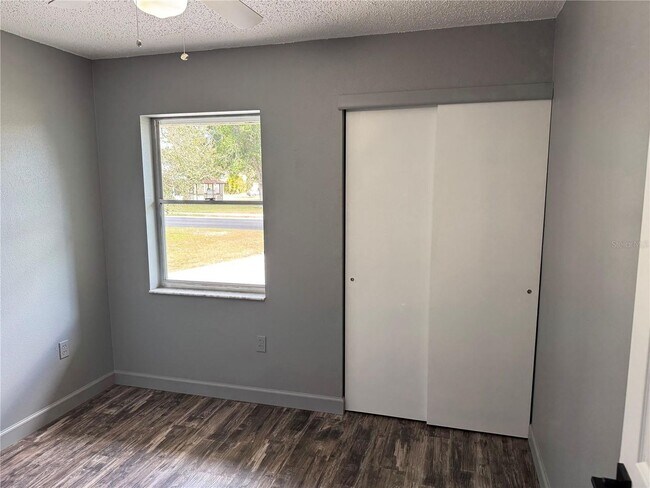 Building Photo - 3Br/1Ba With Large Fenced Back Yard