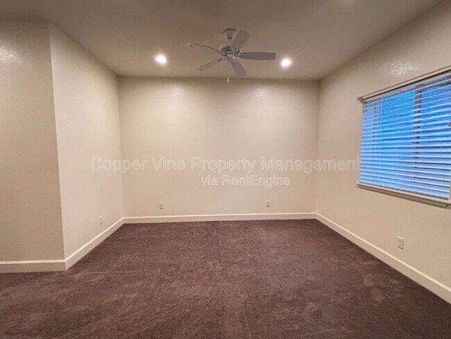 Building Photo - 900 Treece St