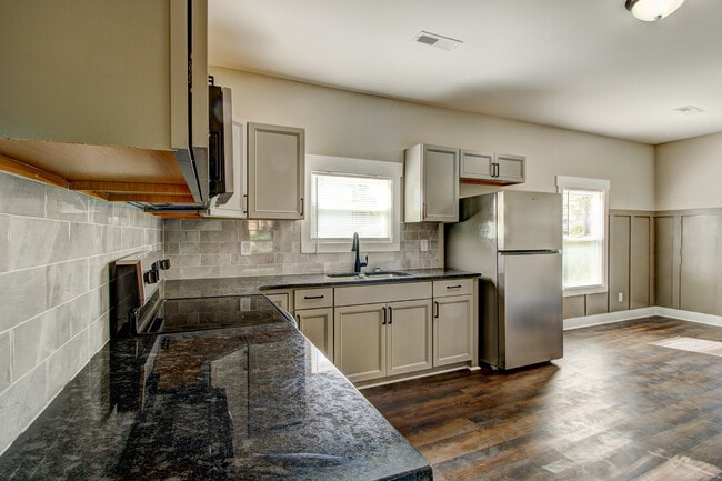 Building Photo - 221 Walker St