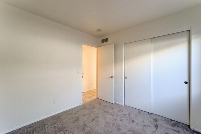 Building Photo - Desirable North Phoenix  Home with 1 Downs...