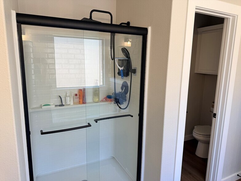 Building Photo - 421 Graze St