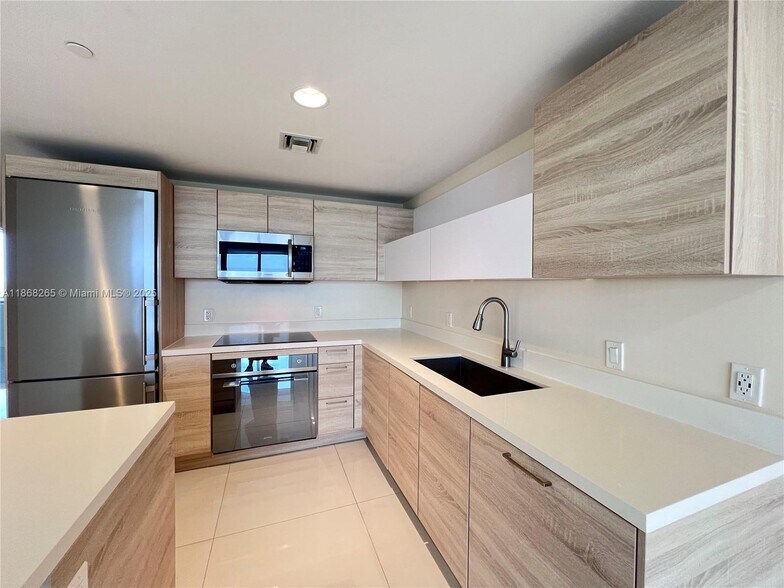 Building Photo - 16385 Biscayne Blvd