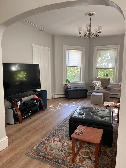 Building Photo - 268 River Ave