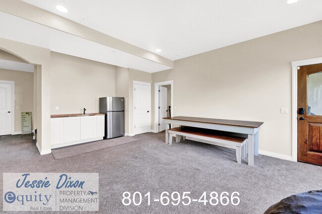 Building Photo - 567 E Greystone Dr