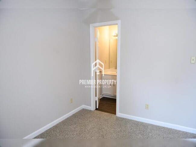 Building Photo - 3017 Meadows Ln