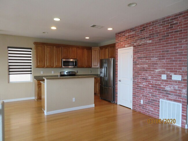 Building Photo - CLEAN AND READY TO MOVE IN