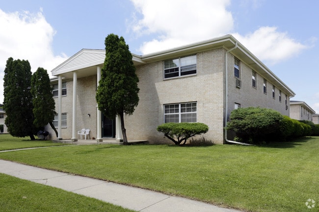 Building Photo - Colonial Manor Apartments