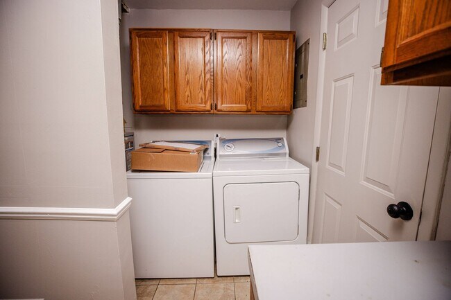 Building Photo - Nice ranch style three bedroom home in washington local schools