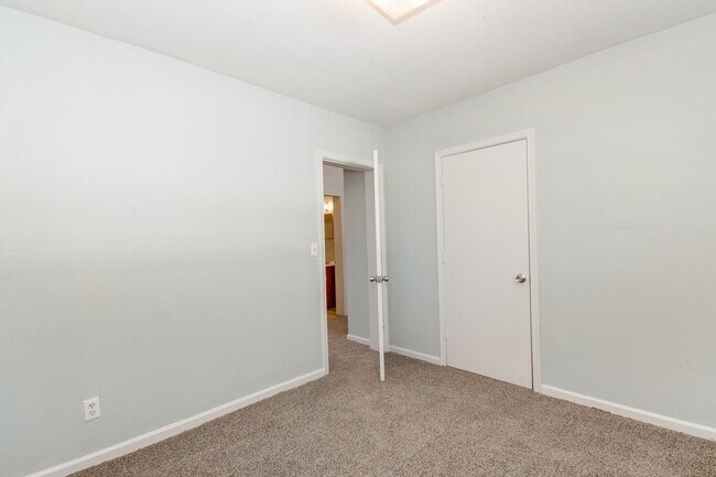 Building Photo - 1443 W 40th St