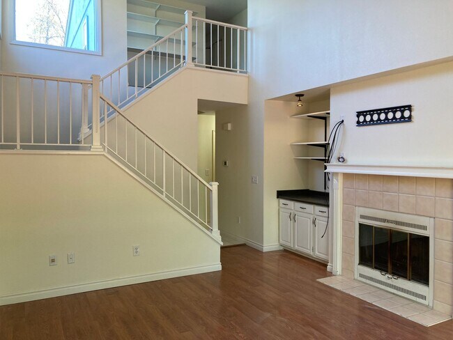 Building Photo - Well kept (3) Bed, (2.5) Bath in Eastridge...