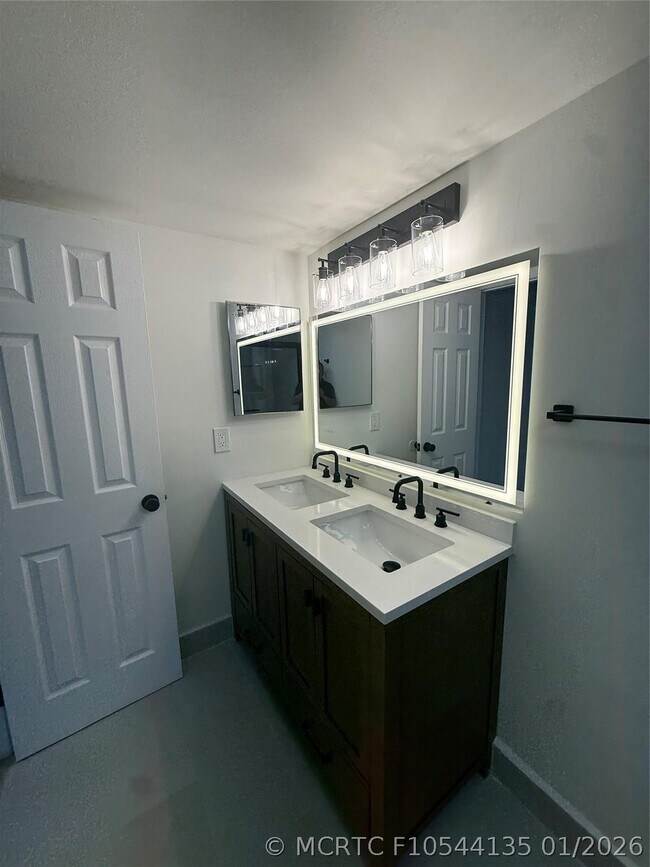 Building Photo - 2075 Coral Ridge Dr