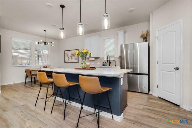 Building Photo - 2043 Cowan Dr