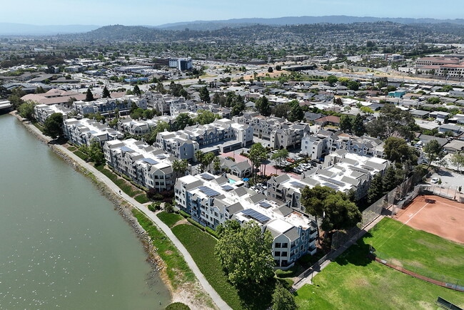 Building Photo - Lakeshore Landing