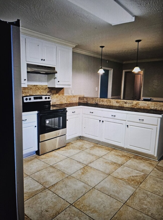 Building Photo - 1450 Springdale Dr