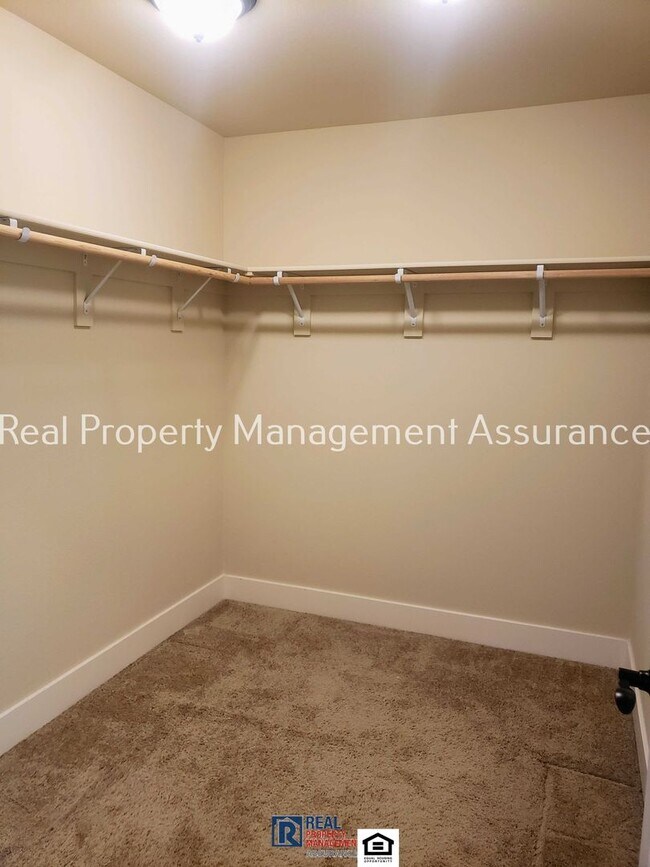 Building Photo - Charming 4 Bedroom!! Move In Ready!