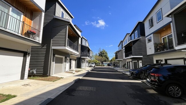 Building Photo - Modern 3-Bedroom Home!