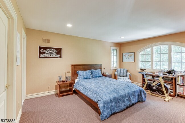 Building Photo - 21 Stoningham Dr