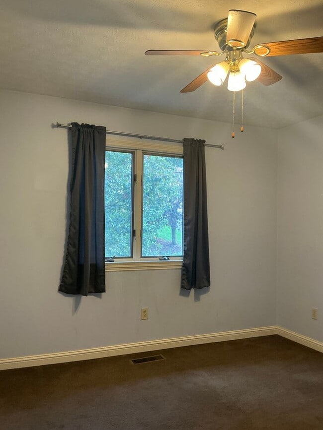 Building Photo - Townhome - 3 Bedroom/ 2.5 Bathroom - Avail...