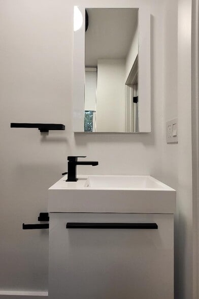 Building Photo - 1237 S 27th St