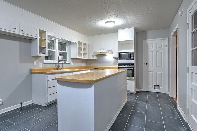 Building Photo - 680 Elk Dr