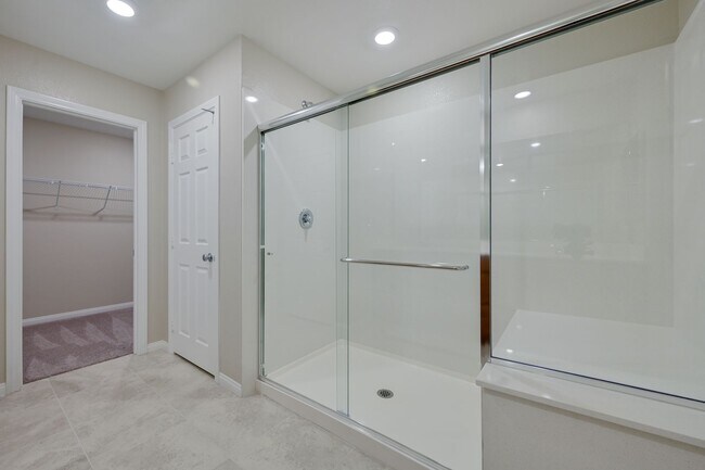 Building Photo - Mountains Edge!! Gated!!  4 bedrooms!! Primary Bedroom and bath down Stairs!! 2 Primary bedrooms!...