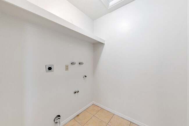 Building Photo - 2 Story Pet Friendly Duplex - 3 Bed - 2.5 Bath - Available on June 3rd!