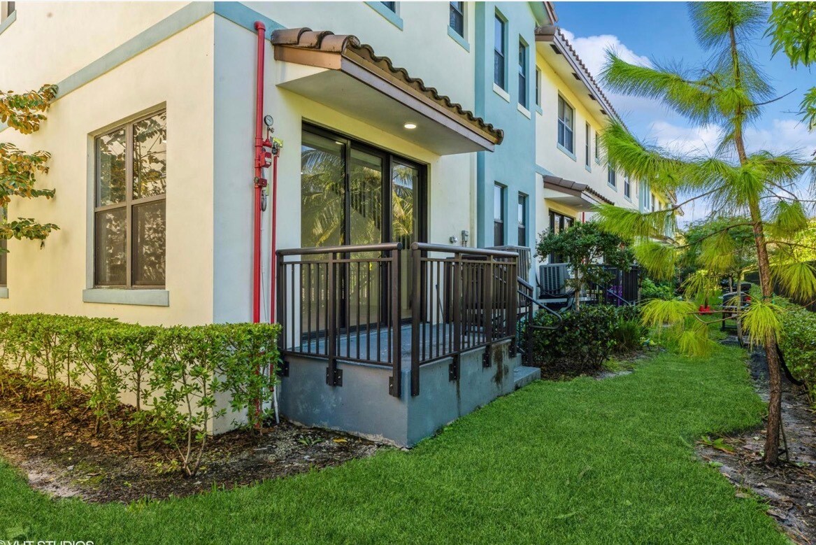 Building Photo - 6151 SW 36th Ct