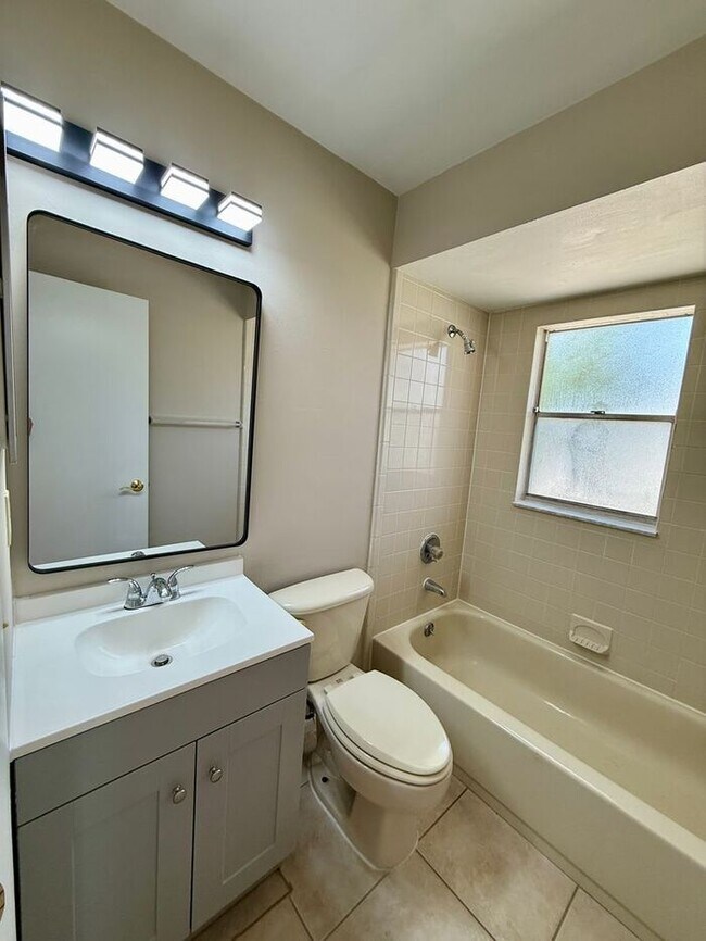 Building Photo - CUTE AFFORDABLE 2/2 DUPLEX off Michigan!