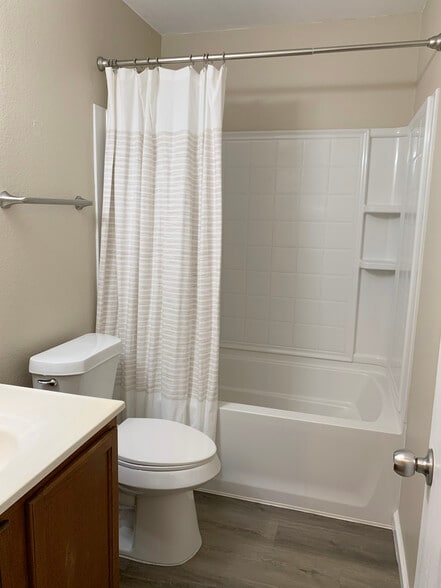 Guest Bathroom - 3014 Lake Terrace Dr