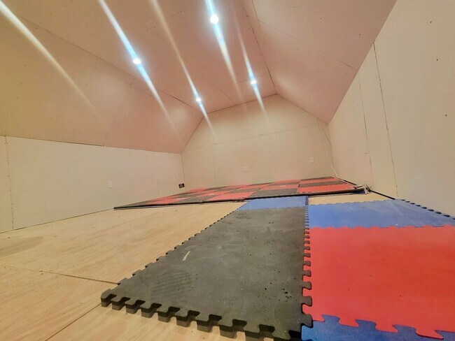 Building Photo - Updated 3 Bed + Loft in Hopkins!