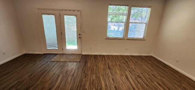Building Photo - Beautiful 3 Bedroom Townhome in Pleasant G...