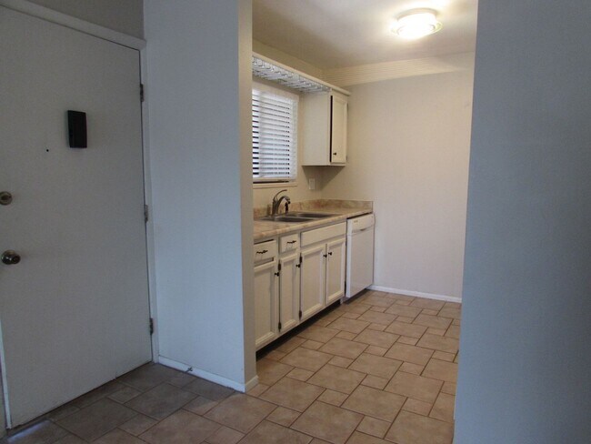 Building Photo - Cozy 2 Bed 1 Bath Lakeside Drive Condo- APPLICATION PENDING