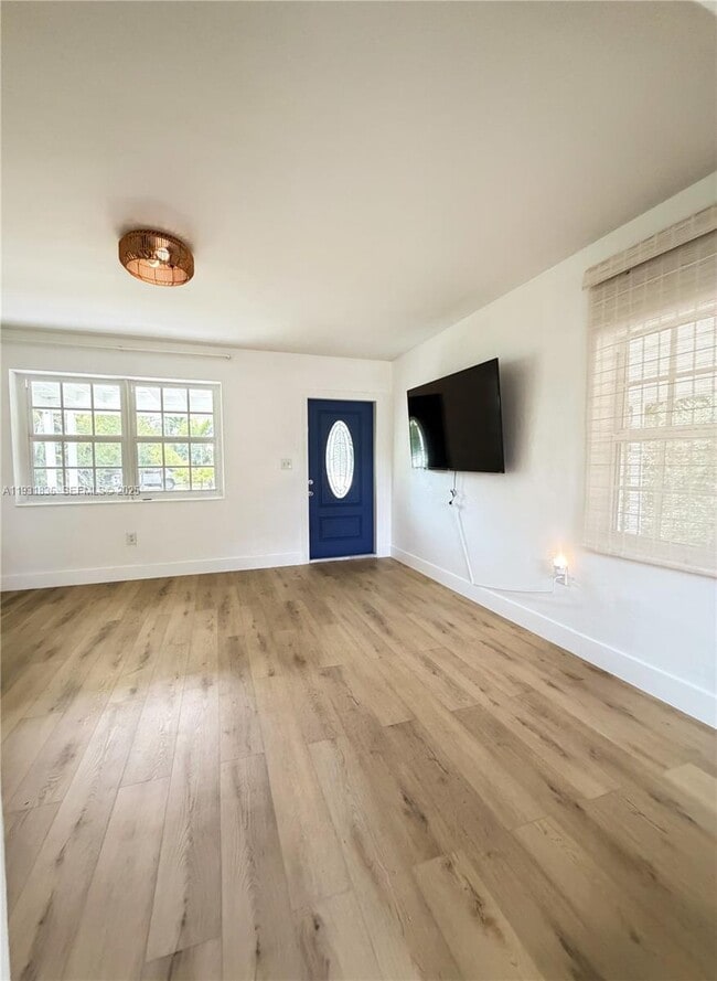 Building Photo - 1075 NE 120th St