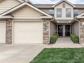 Building Photo - Stylish 3-Bed, 2-Bath Northland Townhome i...