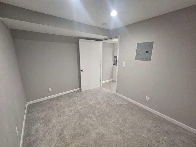 Building Photo - Fully Remodeled Daylight Basement + Utilities!