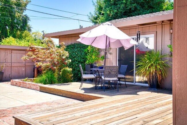 Building Photo - Stunning home located is sought after Northgate!