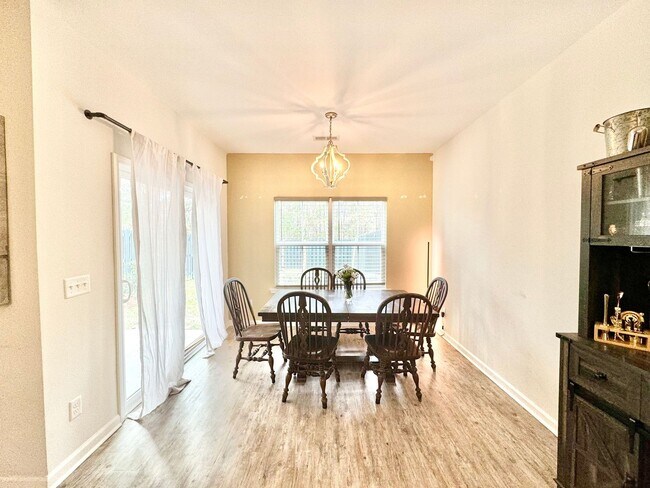 Building Photo - 1/2 off 1st and 2nd month rent - Pristine ...