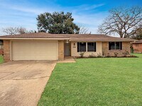 Building Photo - 204 Meadow Ln