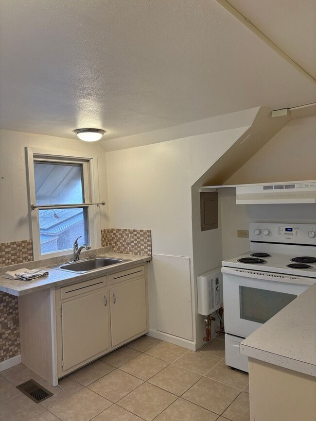 Building Photo - 123 Livingston St