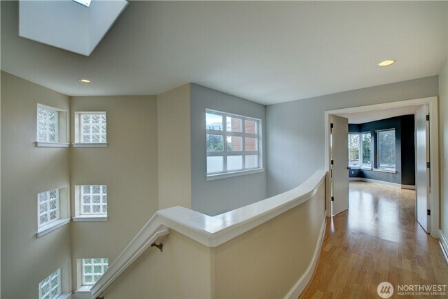 Building Photo - 3bd/3.5ba Kirkland Home